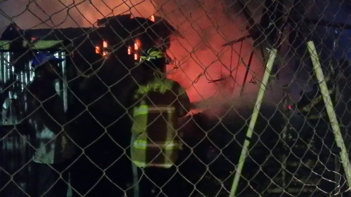 Bomberos Voluntarios combaten incendio ocurrido en una bodega en Tiquisate, Escuintla. (Foto Prensa Libre: Twitter @Enriquesen_Cvb)