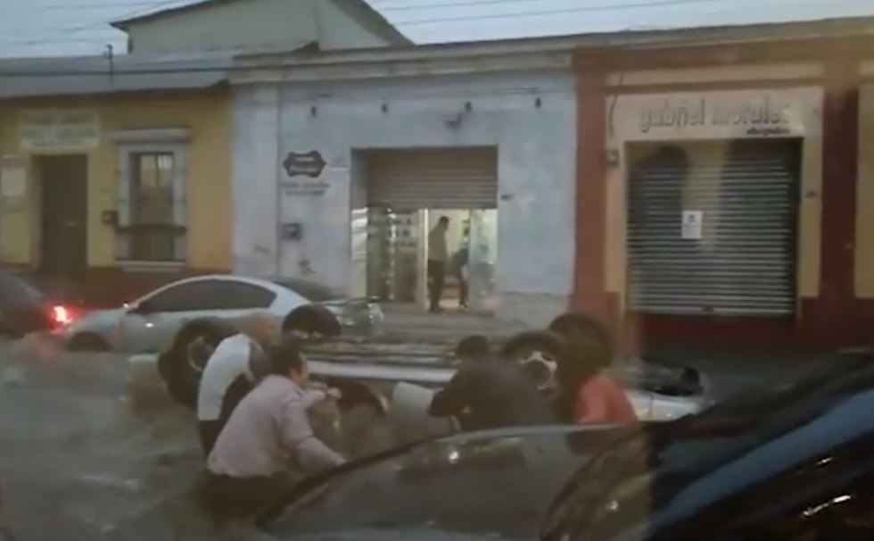 Video muestra el momento en el que un vehículo es arrastrado por una correntada que se produjo debido a las intensas lluvias en Xela. (Foto Prensa Libre: Cortesía)