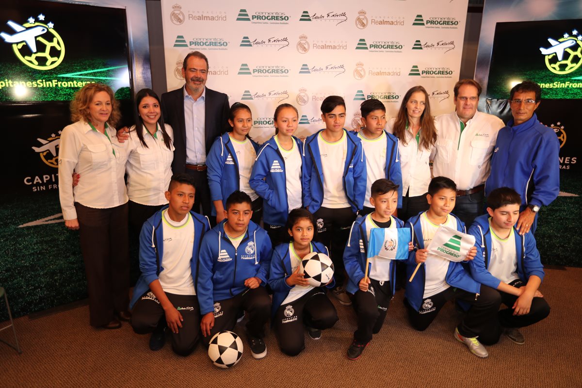 Directivos de la Fundación Carlos F. Novella y de la Escuela Sociodeportiva comparten con algunos de los niños que viajarán a Madrid. (Foto Prensa Libre: Francisco Sánchez)