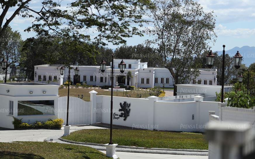 En primer plano se observa la fachada de la residencia de Manuel Baldizón, ubicada en Santa Elena Barillas. (Foto Prensa Libre: Esbin García)