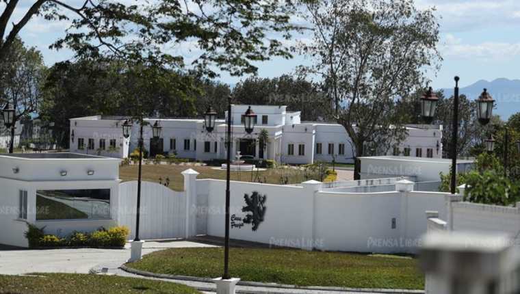 En primer plano se observa la fachada de la residencia de Manuel Baldizón, ubicada en Santa Elena Barillas. (Foto Prensa Libre: Esbin García)
