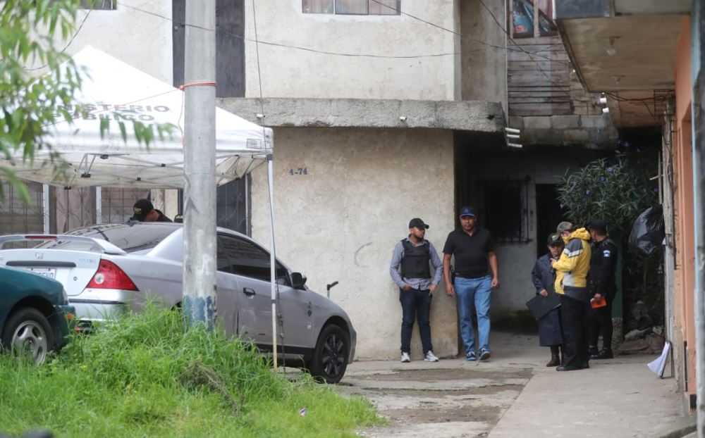 El cuerpo de una mujer fue localizado hoy en la colonia Villalobos 2, zona 12. (Foto Prensa Libre: Erick Avila)