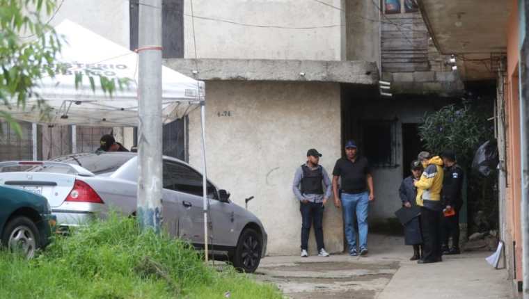 El cuerpo de una mujer fue localizado hoy en la colonia Villalobos 2, zona 12. (Foto Prensa Libre: Erick Avila)