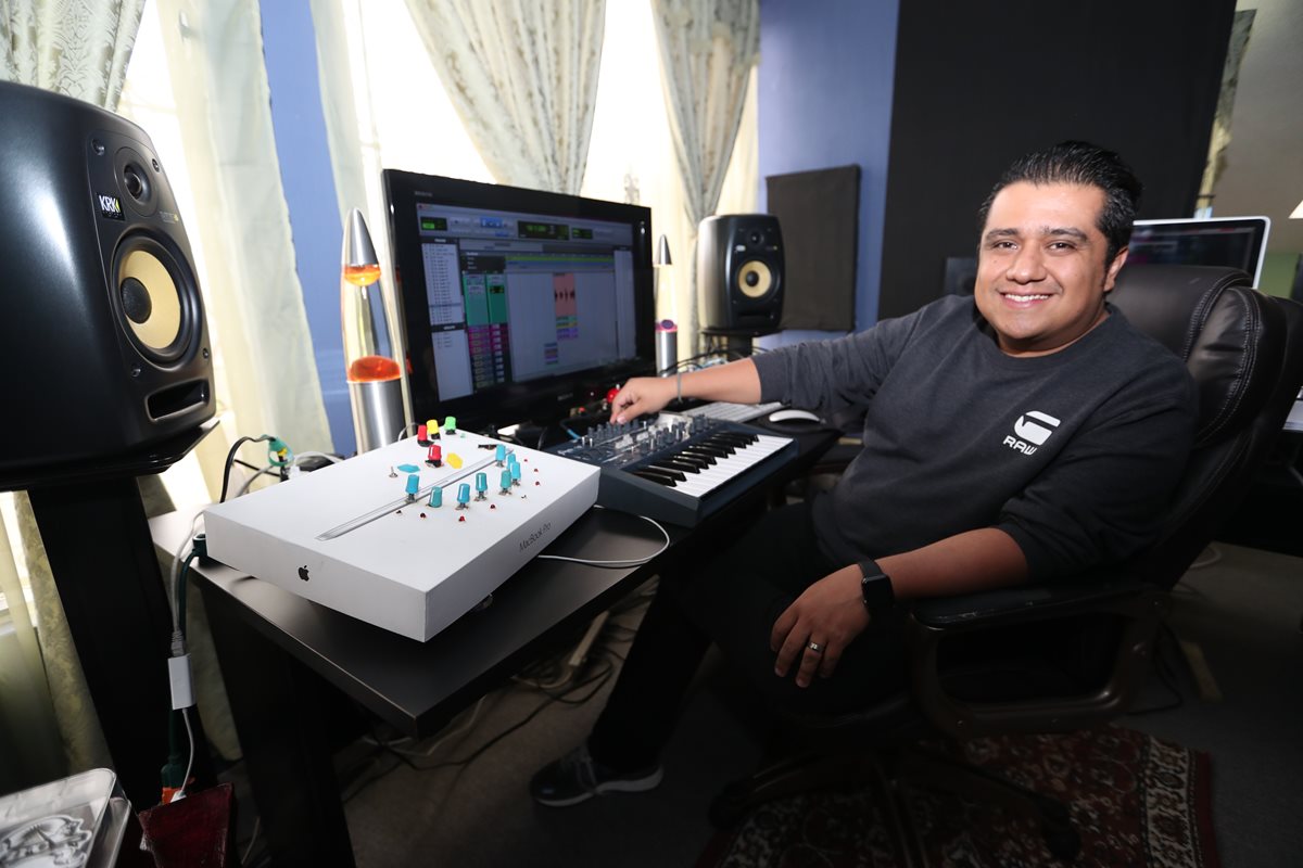 En la actualidad Wicho López experimenta con los sonidos que genera con el proyecto Master Fad3r. (Foto Prensa Libre: Keneth Cruz)