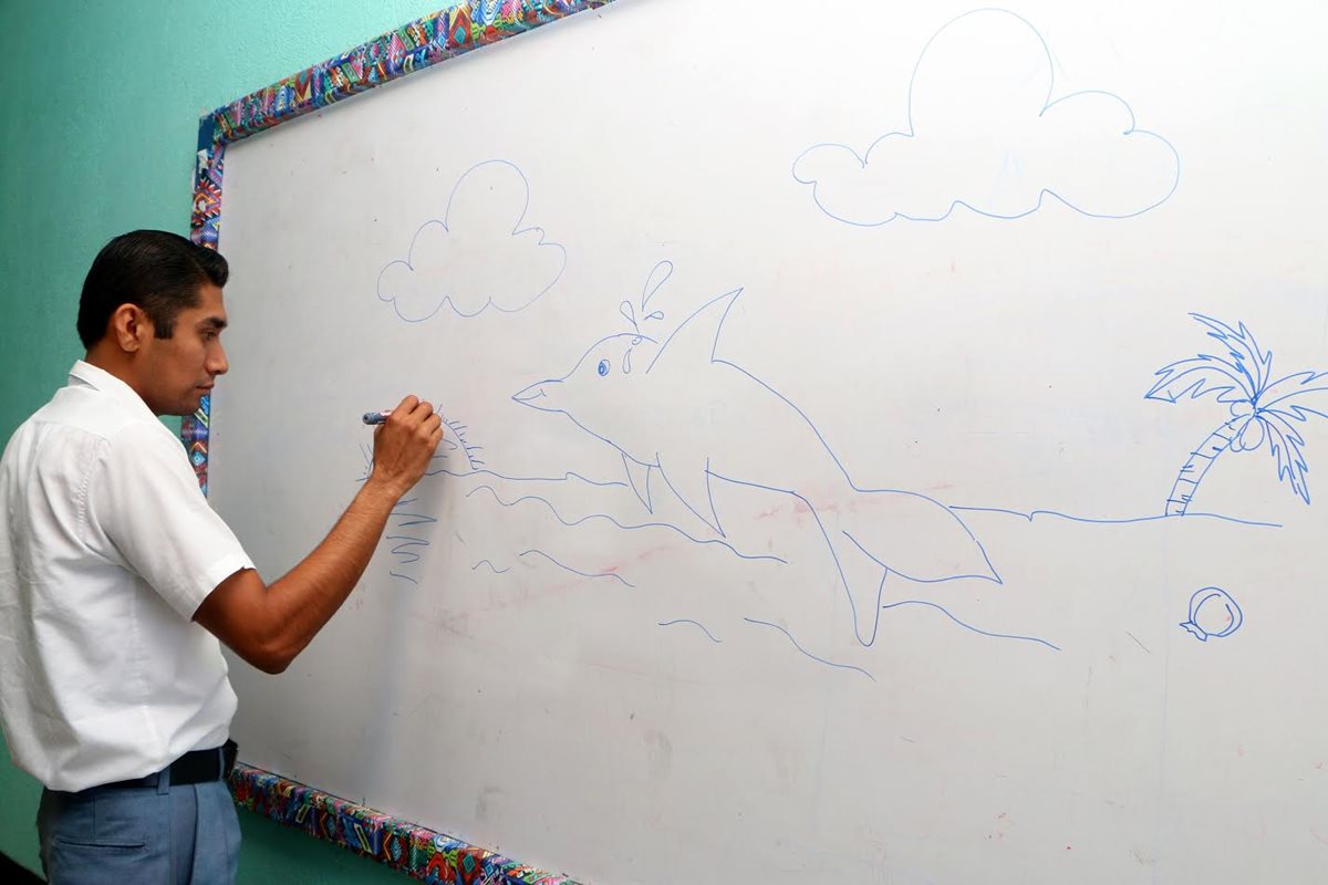 Esvin Morales reside en la cabecera de Retalhuleu, padece de sordera y sueña con graduarse de maestro. (Foto Prensa Libre: Rolando Miranda)