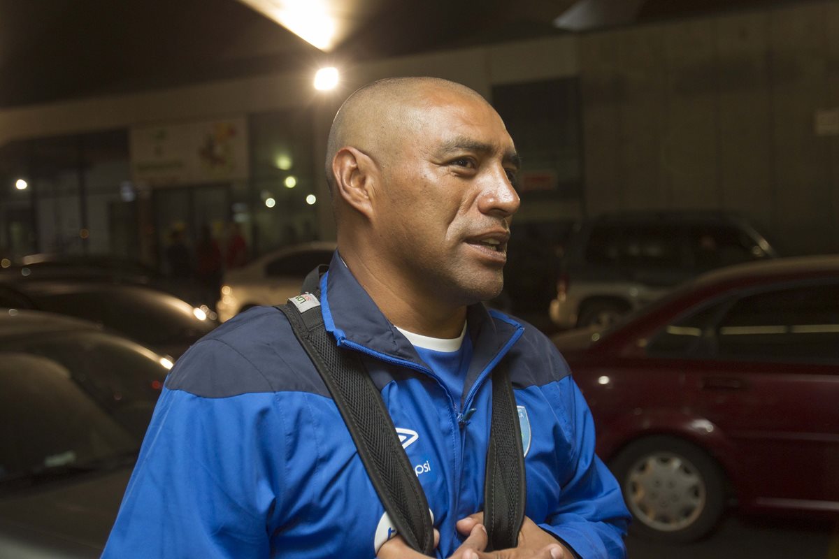 El Pin Plata se mostró feliz en su salida del país. (Foto Prensa Libre: Norvin Mendoza)