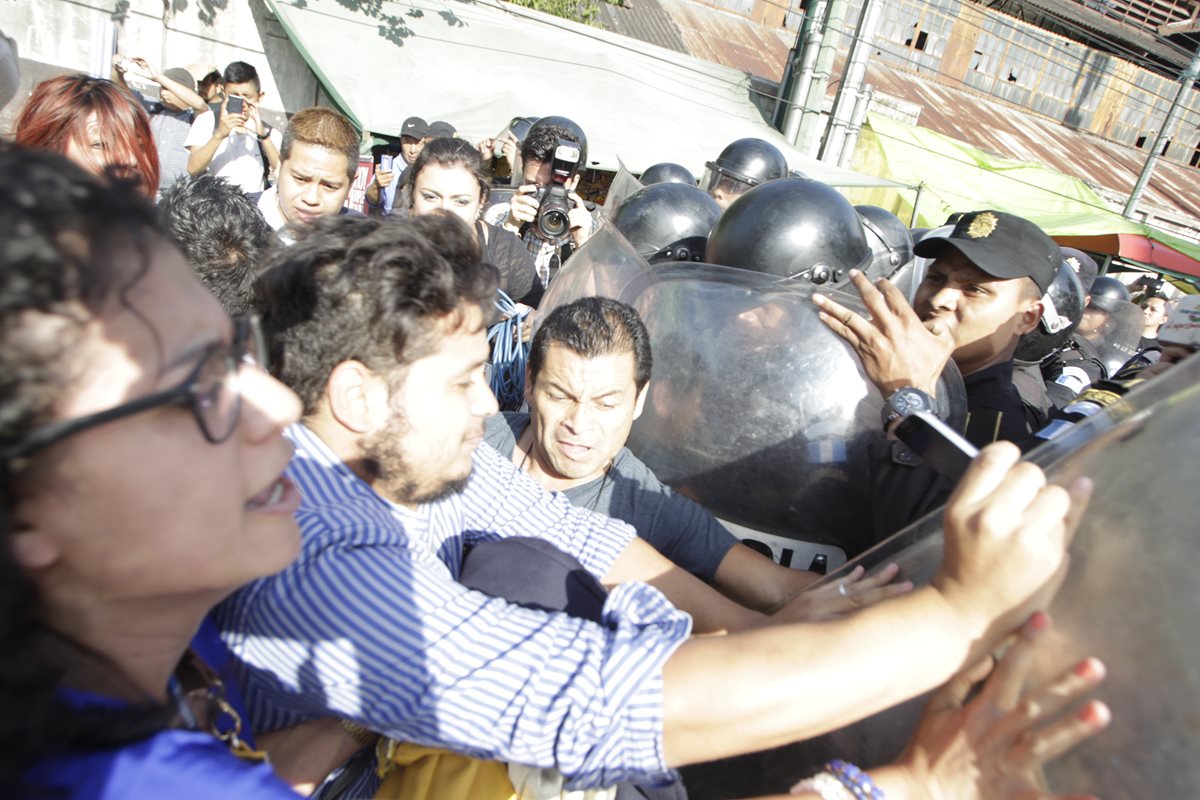Los periodistas en Guatemala enfrentan obstaculos para realizar su labor. (Foto Prensa Libre: Hemeroteca PL)