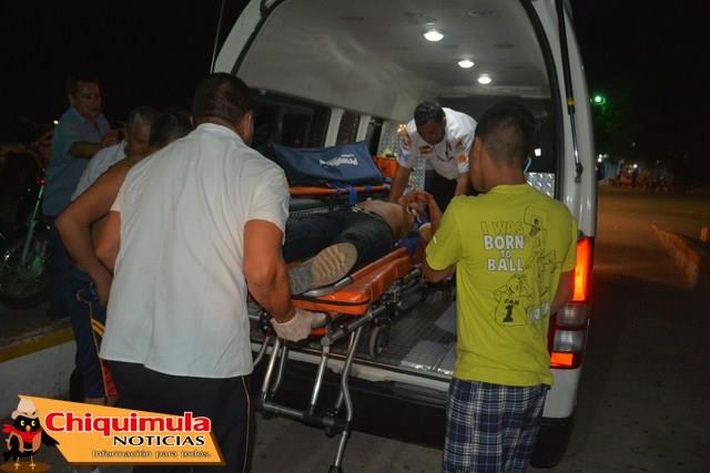 Uno de los heridos es trasladado a un centro asistencial en Chiquimula. (Foto: Facebook Chiquimula Noticias)