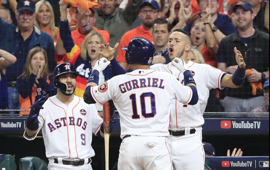 Yuli Gurriel #10, celebra con sus compañeros de los Astros tras conectar un cuadrangular en el tercer juego contra los Dodgers. (Foto Prensa Libre: EFE)