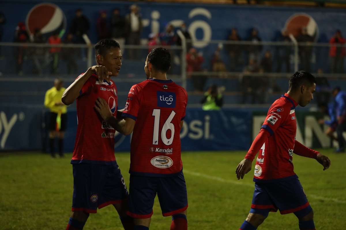 Jorge Mario Ortiz y Marco Pappa festejan después de haber marcado un gol para Xelajú MC, contra Siquinalá. (Foto Prensa Libre: Mynor Toc).