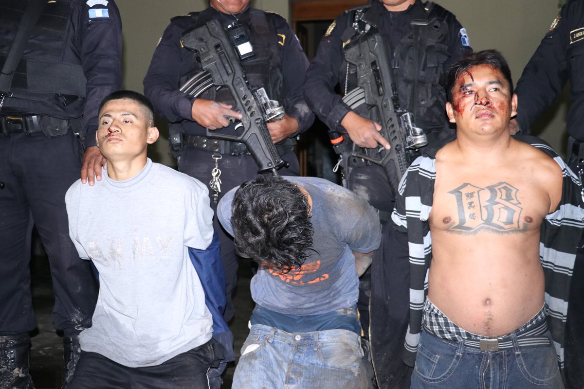 Tres de los cuatro presuntos delincuentes, sindicados de haber atacado a dos jóvenes en Chimaltenango. (Foto Prensa Libre:)