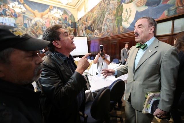 Momento en el que Joviel Acevedo líder magisterial reclama al diputado Fernando Linares Beltranena del PAN. (Foto Prensa Libre: Érick Ávila).