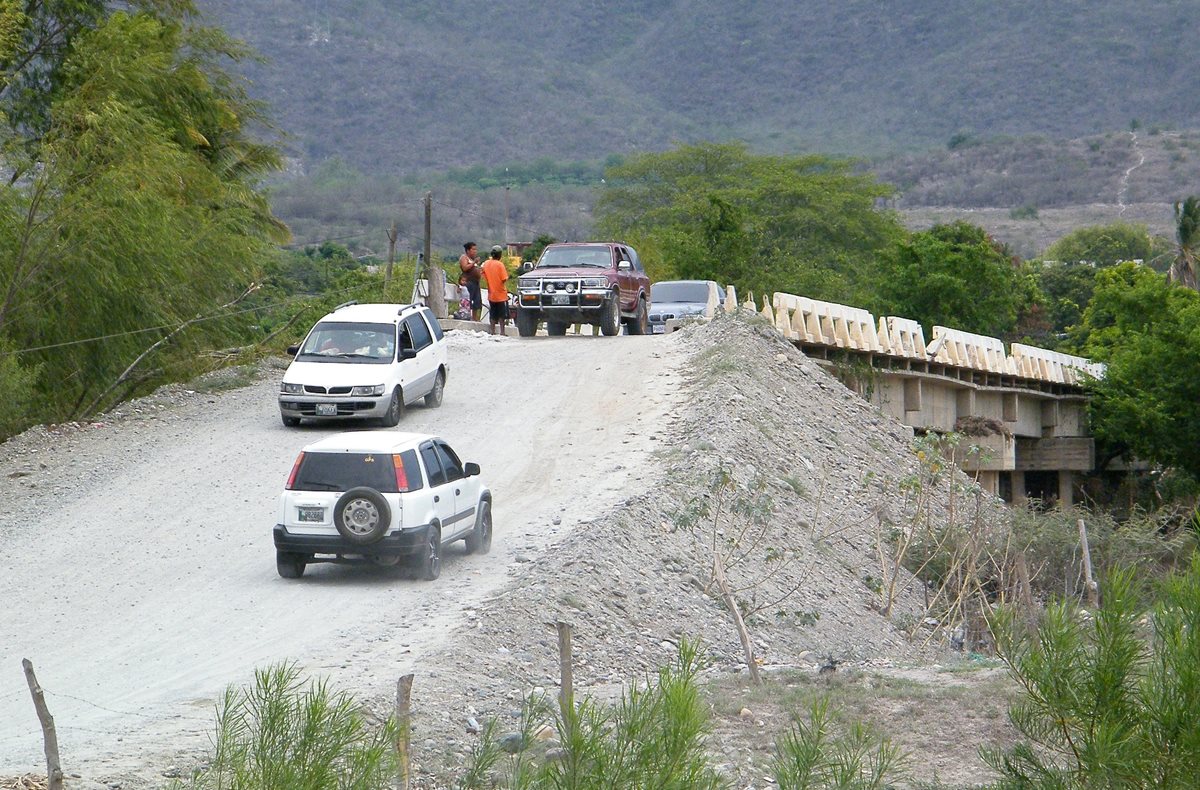Decenas de vehículos utilizan el deteriorado puente El Palmo para llegar o salir de El Jícaro, El Progreso. (Foto Prensa Libre: Héctor Contreras)