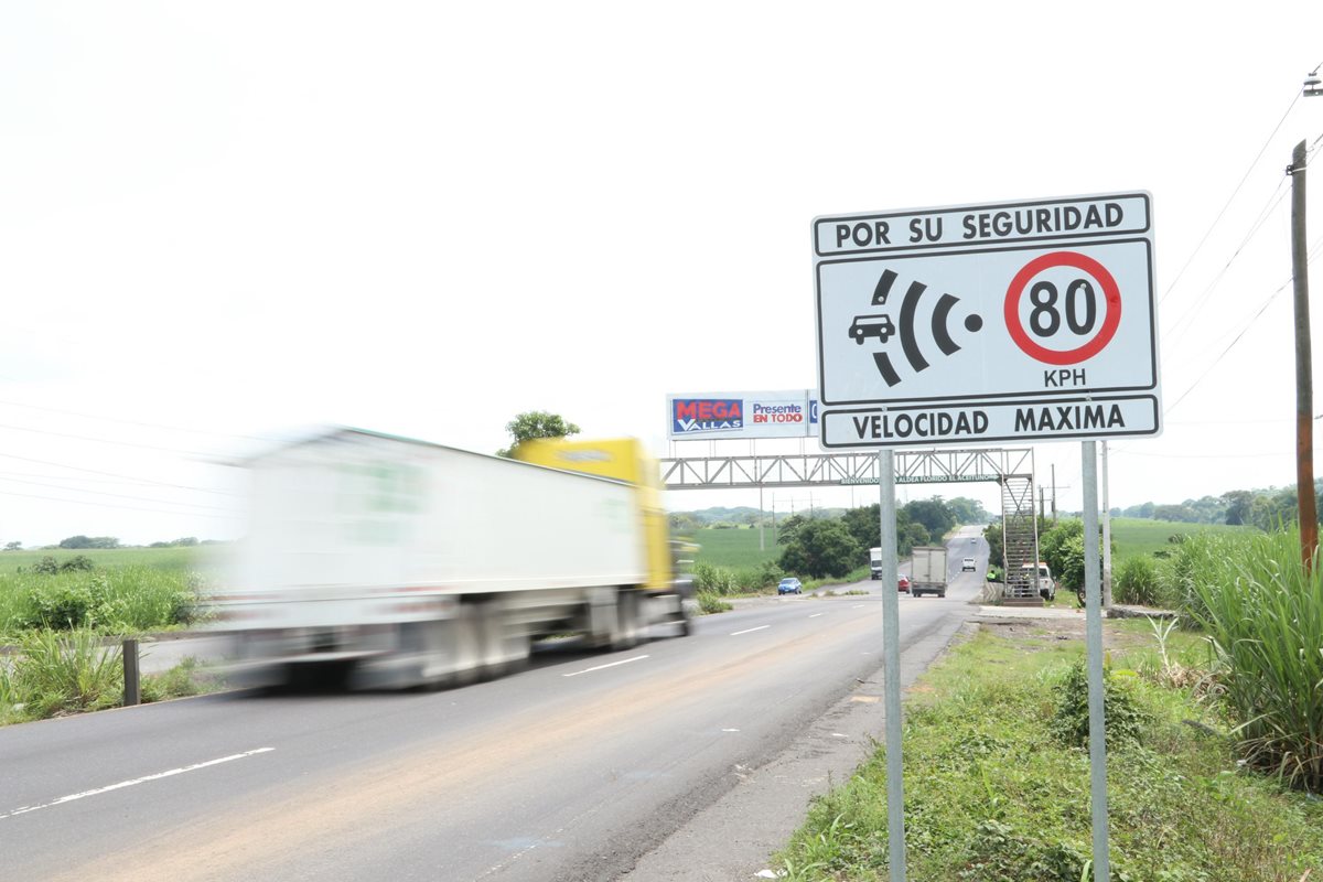 Un rótulo advierte a los automovilistas el límite de velocidad con el que se puede circular en Escuintla. (Foto Prensa Libre: Enrique Paredes).