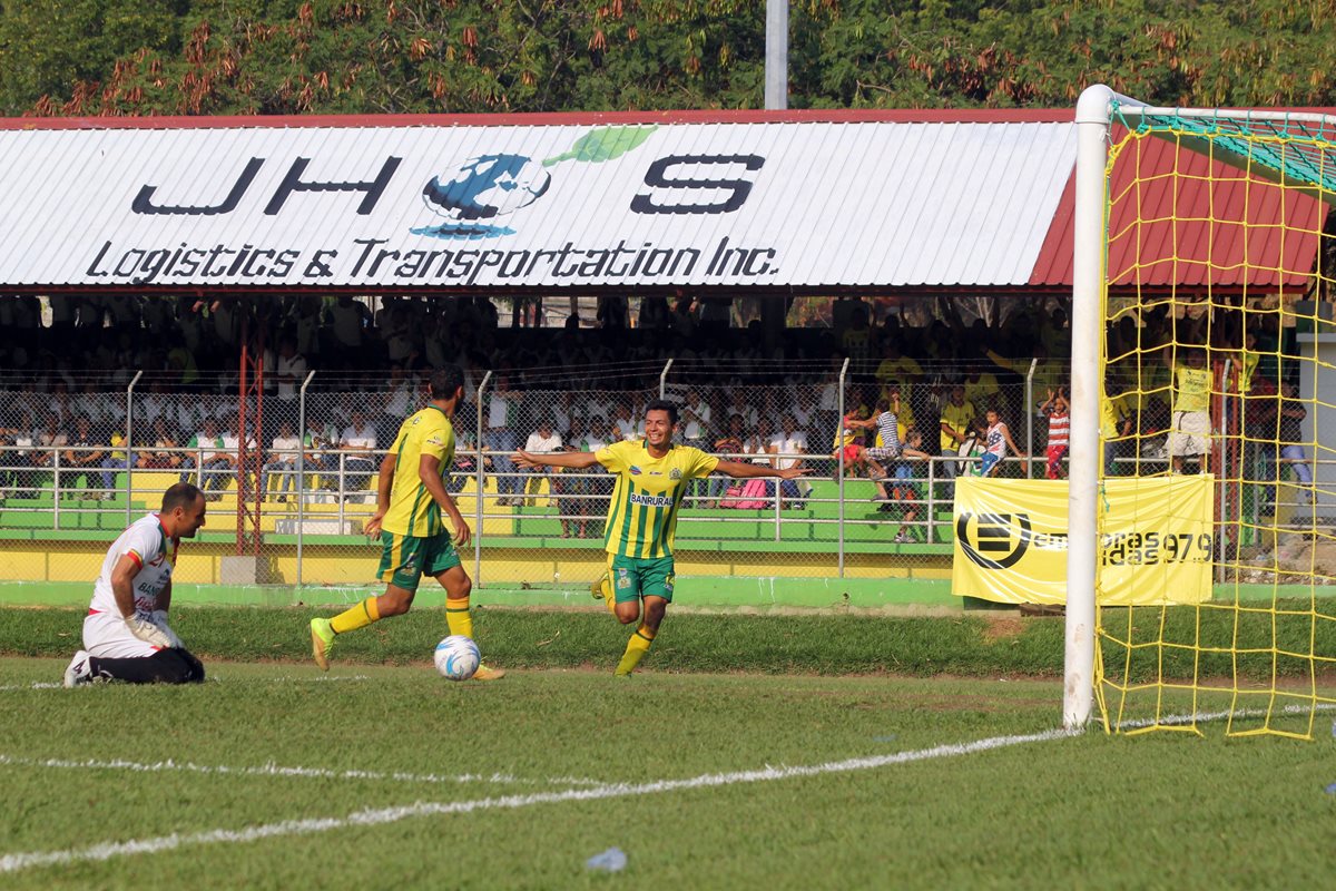 Los jugadores de Guastatoya comienzan el festejo frente al portero Carlos Díaz quien luce vencido en el 1-0. (Foto Prensa Libre: Hugo Oliva)