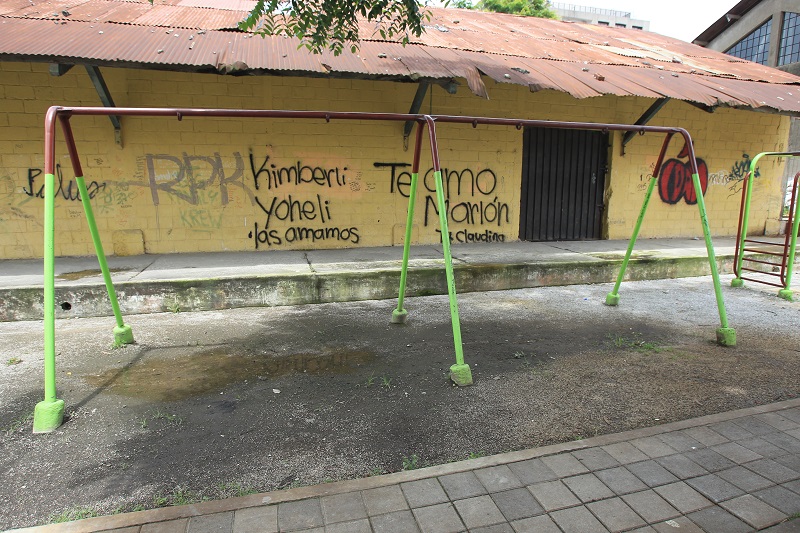 Los juegos infantiles del barrio Gerona, en la 14 avenida, entre 14 y 15 calle A, zona 1, se encuentran deteriorados. (Foto Prensa Libre: Edwin García)