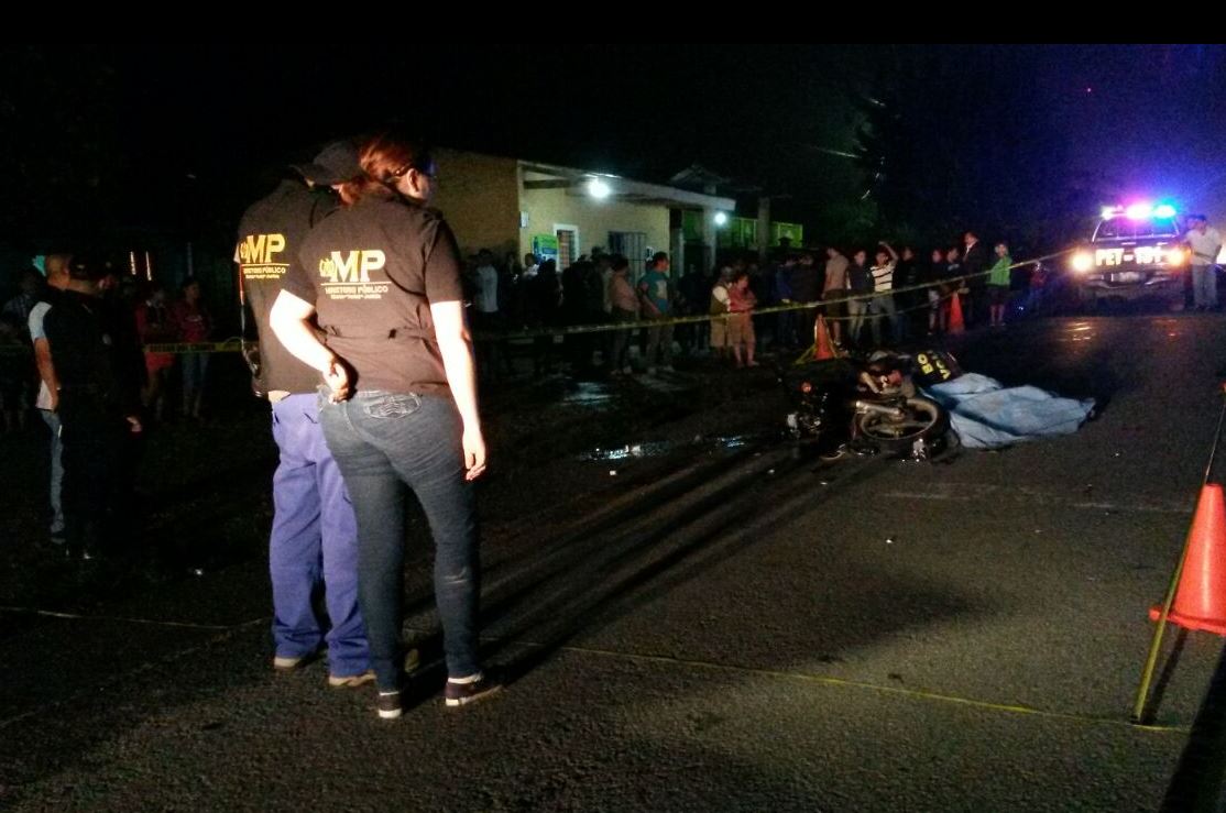 El accidente ocurrió en La Cumbre, Las Delicias, Poptún, Petén.(Foto Prensa Libre: Rigoberto Escobar)