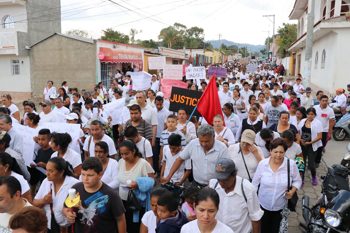 Pobladores de la cabecera de Jalapa se manifiestan de forma pacífica contra la comuna del lugar. (Foto Prensa Libre: Hugo Oliva)