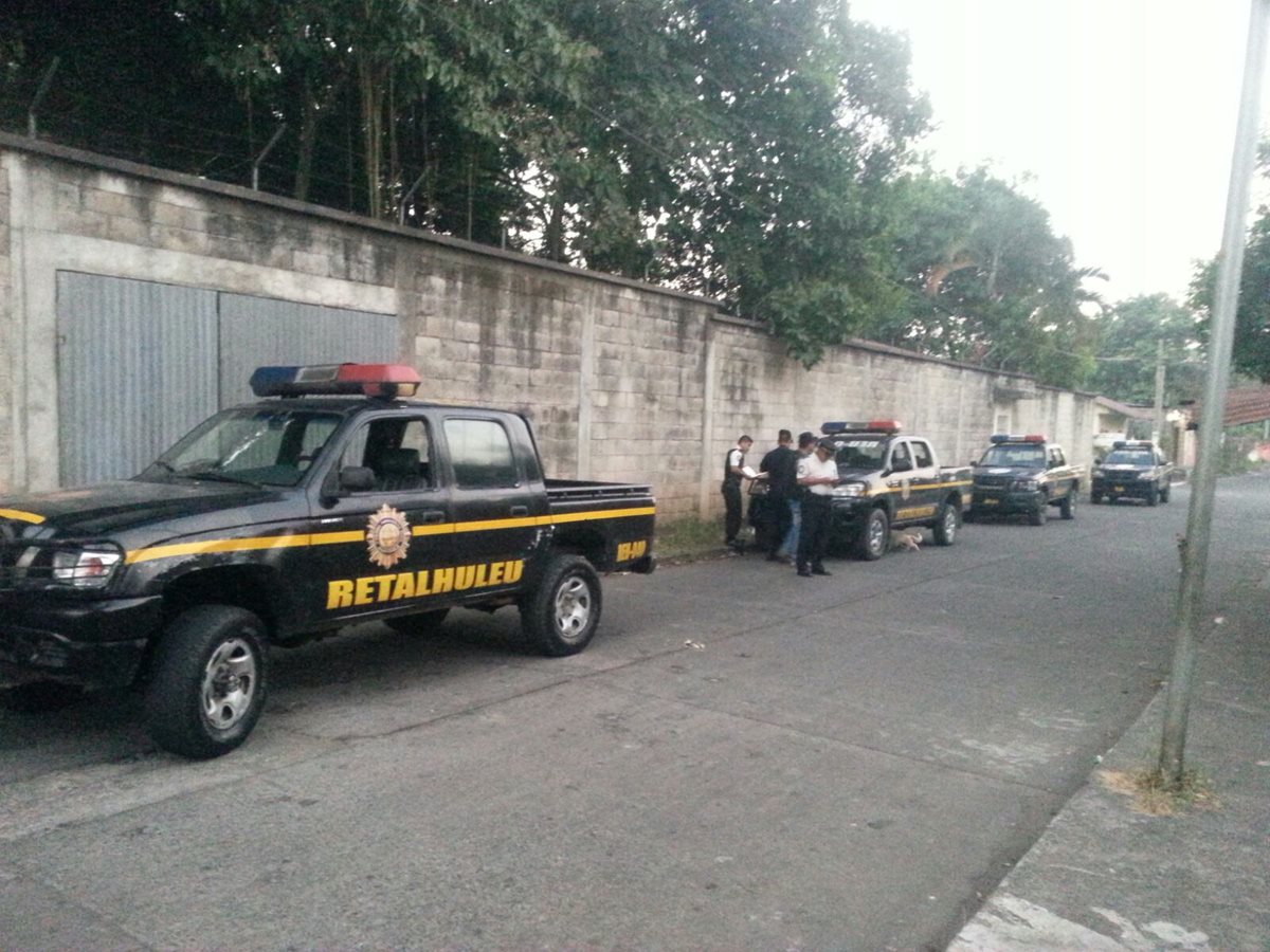 Agentes de la PNC resguardan inmuebles allanados en la cabecera de Retalhuleu. (Foto Prensa Libre: Rolando Miranda)