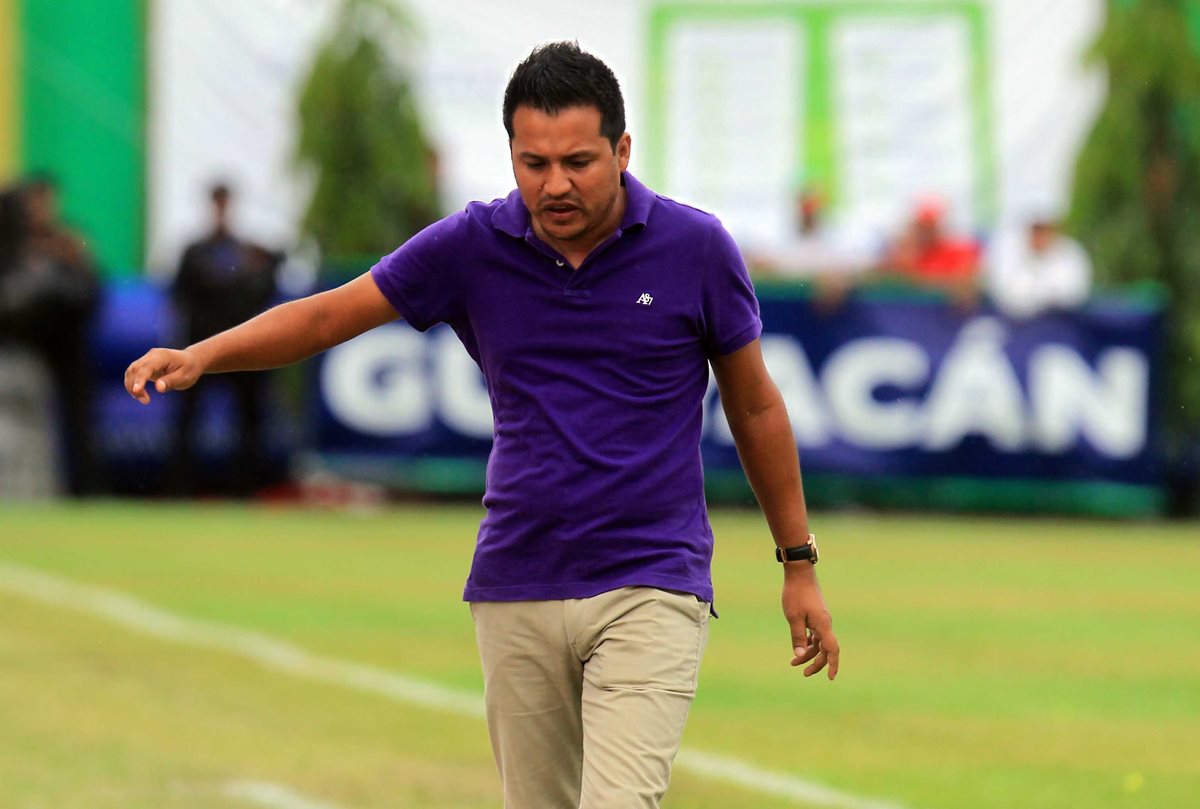 El técnico nacional Amarini Villatoro de Guastatoya, reacciona tras una jugada en el partido frente a Municipal. (Foto Prensa Libre: Edwin Fajardo)