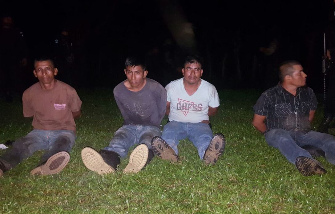 Capturan a cuatro supuestos narcotraficantes en Izabal. (Foto Prensa Libre: PNC)