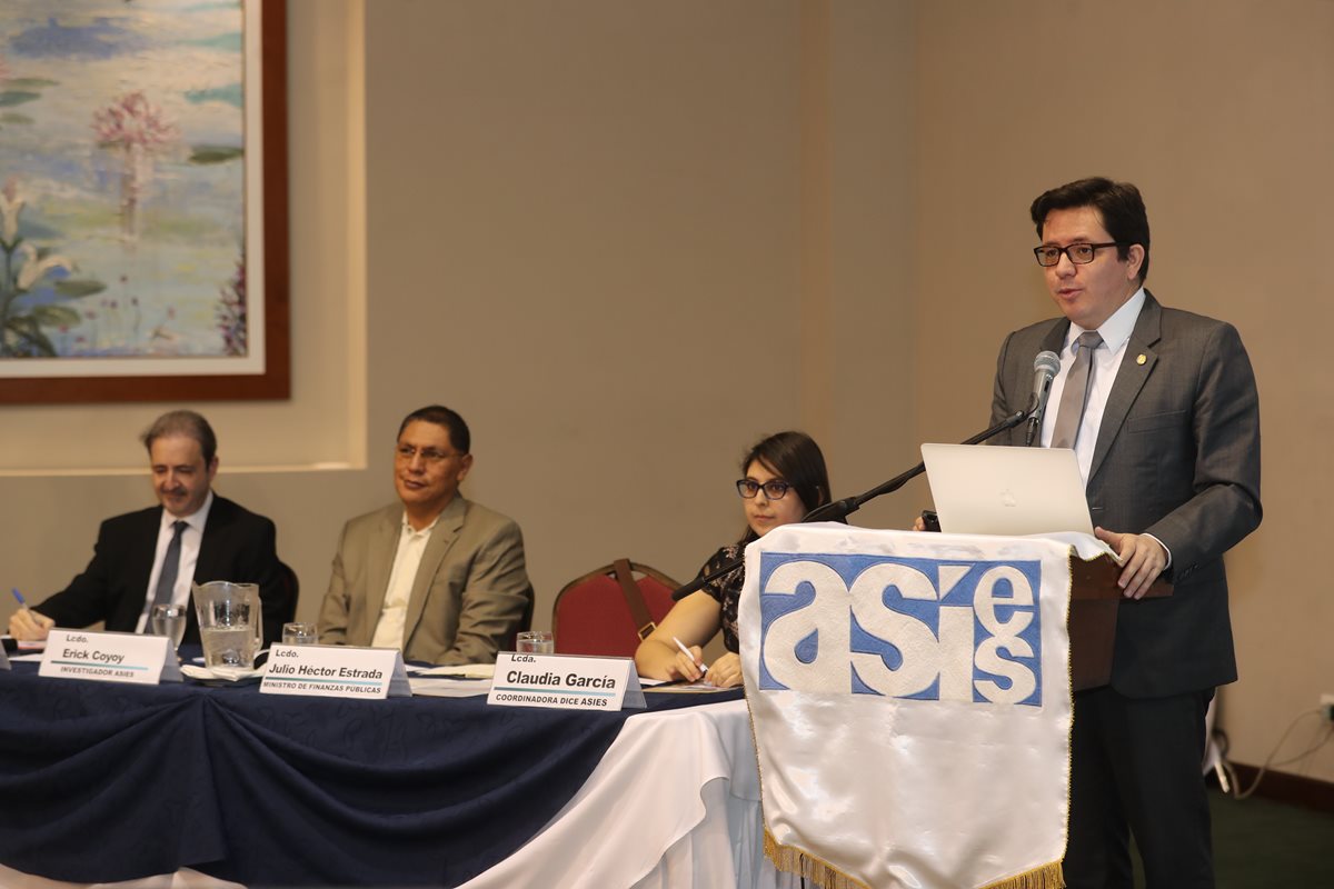 Análisis del proyecto de Presupuesto de Ingresos y Egresos del 2019, fue el foro que organizó Asies este martes. En la mesa los expositores, Mario Alberto García Lara, director de Atal, el economista Érick Coyoy y Claudia García Mancilla de ese centro de investigación y al micrófono el ministro Julio Héctor Estrada Domínguez. (Foto Prensa Libre: Érick Ávila)