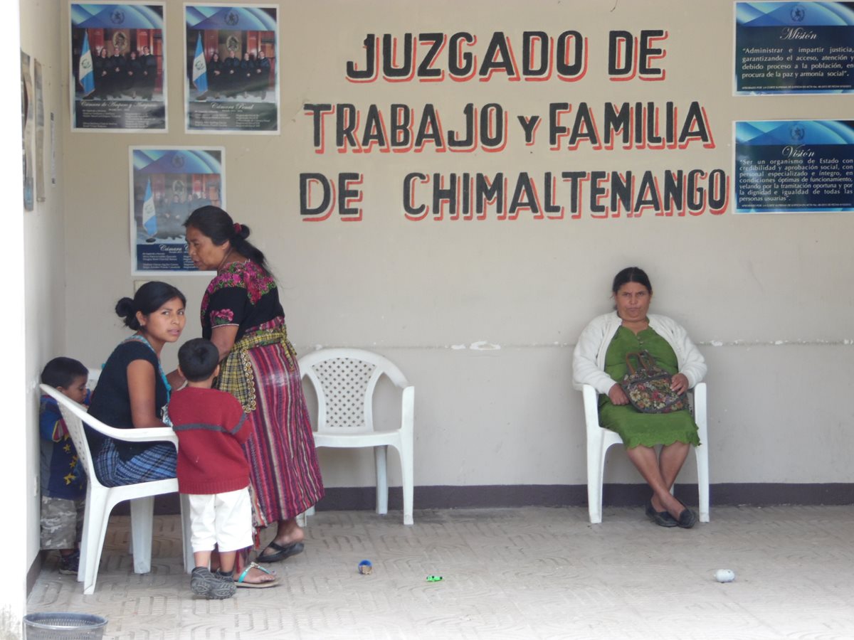 Madres llegan al Juzgado de Trabajo y Familia de Chimaltenango a solicitar asesoría para solicitar pensión alimenticia. (Foto Prensa Libre: José Rosales)