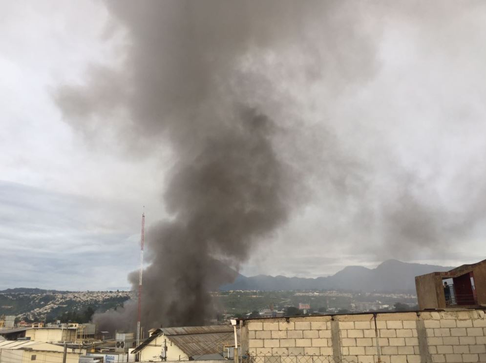 Una procesadora de pollo fue afectada por el incendio. (Foto Prensa Libre: Érick Ávila)