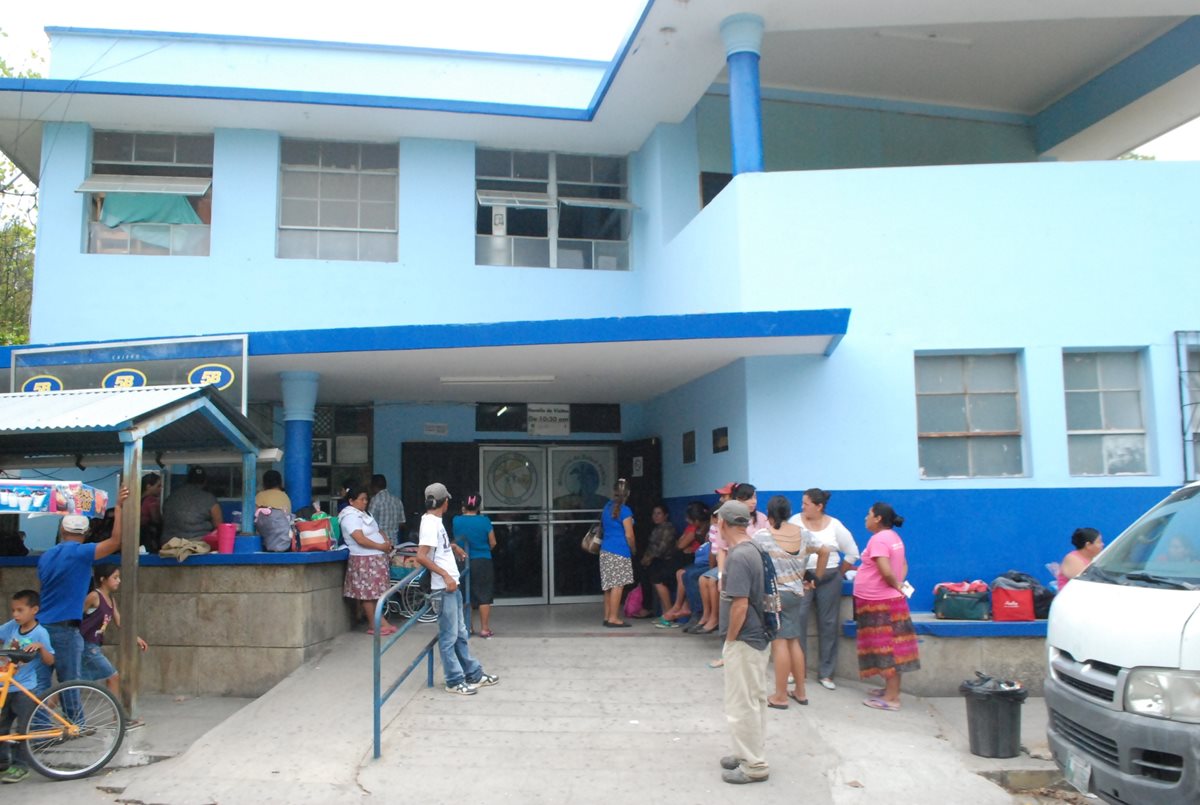 Las visitas fueron suspendidas en el Hospital Regional de Zacapa, debido a la aparición de dos bacterias que infectaron a nueve pacientes. (Foto Prensa Libre: Mario Morales)