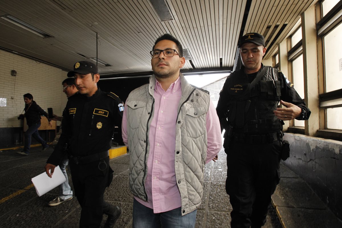 Enrique José Escobar Solórzano habría avalado la contratación irregular de seis guardias. (Foto Prensa Libre: Paulo Raquec)