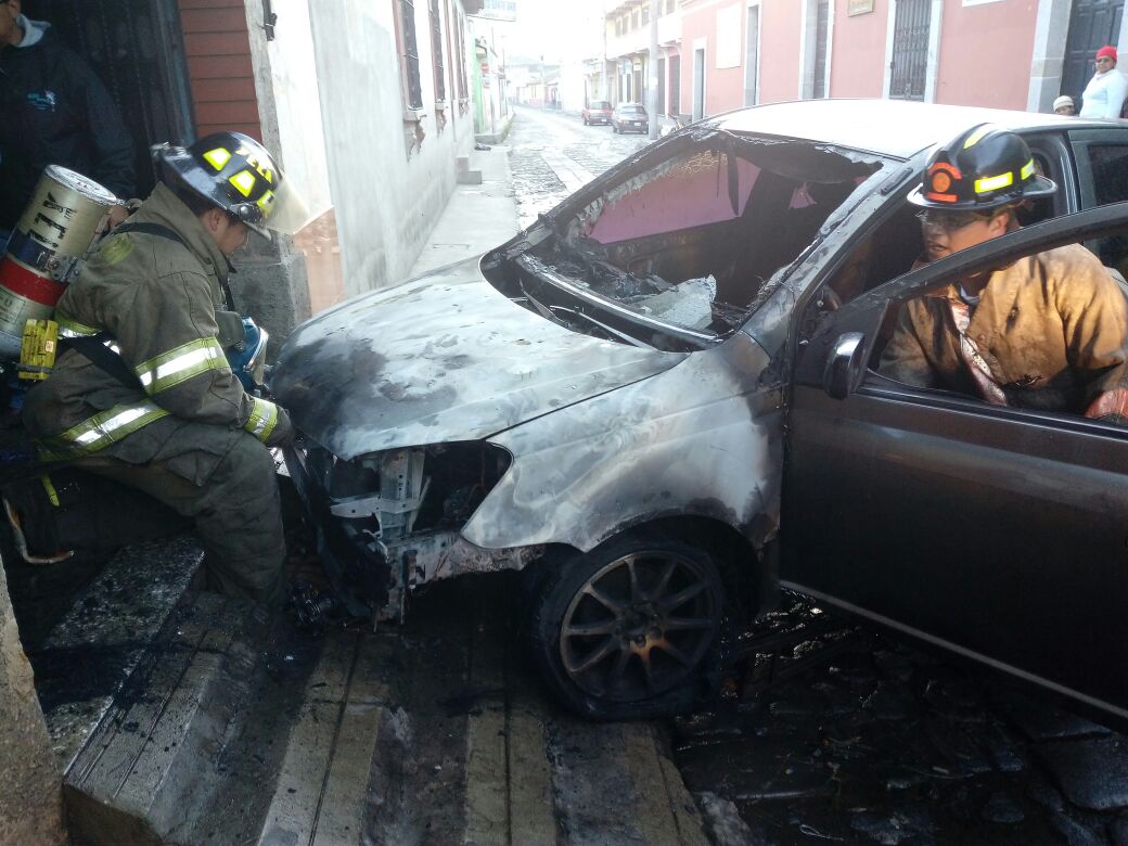 Vehículo queda destruido por incendio ocurrido en la zona 1 de Xela. (Foto Prensa Libre. Bomberos Voluntarios)