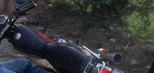 Uno de los cadáveres quedó a un costado de la motocicleta en Huité. (Foto Prensa Libre: Mario Morales).