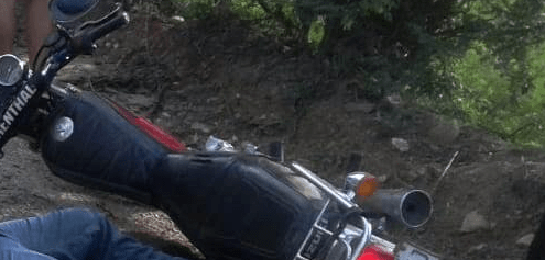 Uno de los cadáveres quedó a un costado de la motocicleta en Huité. (Foto Prensa Libre: Mario Morales).