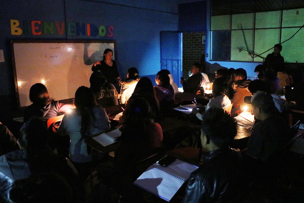 Estudiantes de sexto primaria de la Escuela Nocturna por Madurez El Adelanto, en Quetzaltenango, estudian a oscuras. (Foto Prensa Libre: Carlos Ventura).