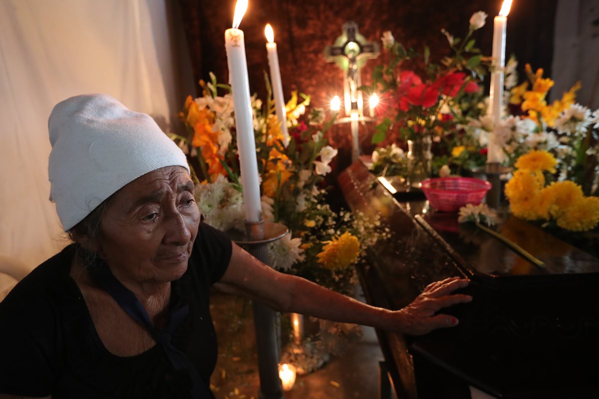 Brígida permanece junto al ataúd que contiene los restos de su esposo Concepción Hernández. (Foto Prensa Libre: Estuardo Paredes).