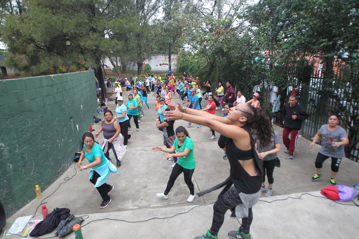 Las clases de zumba se han incrementado en la Ciudad. Los domingos pueda practicar en Pasos y Pedales. (Foto Prensa Libre: Érick Ávila)