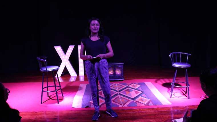 Gabriela Villatoro relata a otros emprendedores su historia con el emprendimiento "Tan Lechuga Yo" que funciona en el Centro Histórico de Xela. (Foto Prensa Libre: María Longo)
