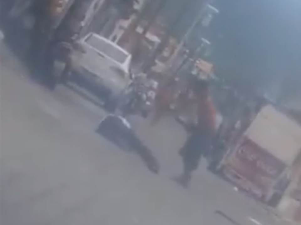 Hombre fue grabado cuando golpeaba a otra persona en la cabecera de Chiquimula. (Foto Prensa Libre: Cortesía)