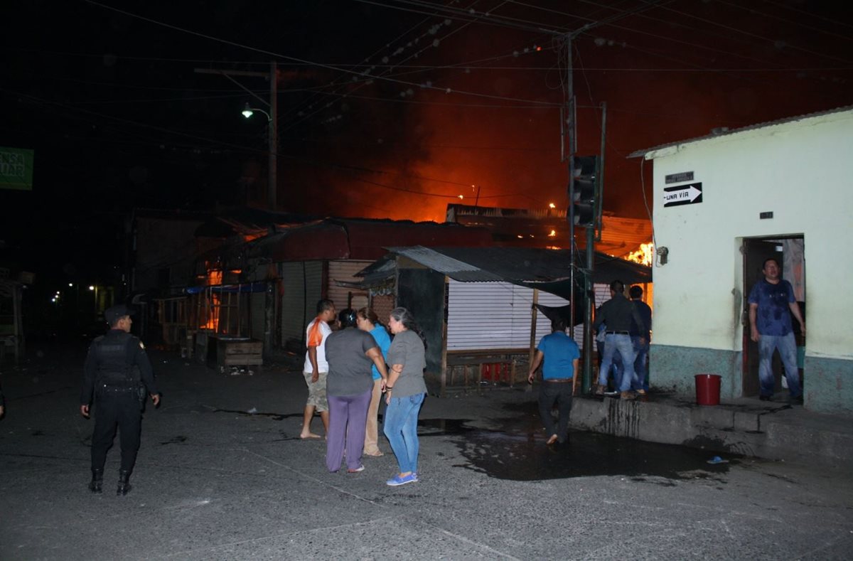 Vecinos arriesgaron su vida para evitar que se propagara el incendio. (Foto Prensa Libre: Héctor Contreras)