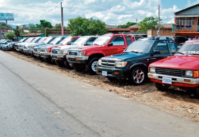 Según datos de la SAT de enero a julio se han importado más de 94 mil unidades, de las que carros usados son cerca de 77 mil. (Foto Prensa Libre: Hemeroteca)