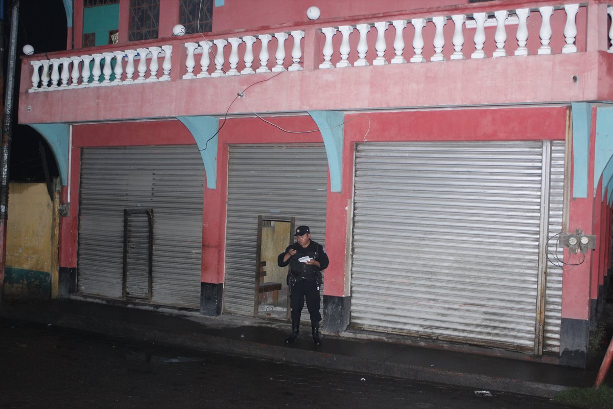 Venta de licor donde murió una mujer, en Chimaltenango, es resguardado por agentes de la PNC. (Foto Prensa Libre: Víctor Chamalé)