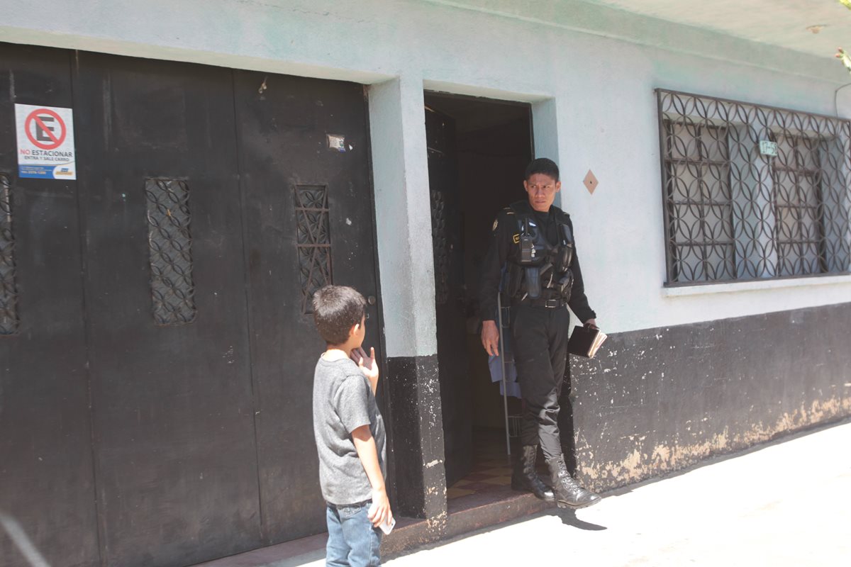 Un PNC custodia el ingreso a la vivienda donde murió la anciana. (Foto Prensa Libre: Érick Ávila)