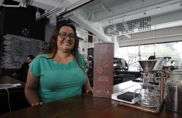 Dulce Barrera cuando ganó la primera vez como mejor catadora de café en el 2017. (Foto Prensa Libre: Hemeroteca)