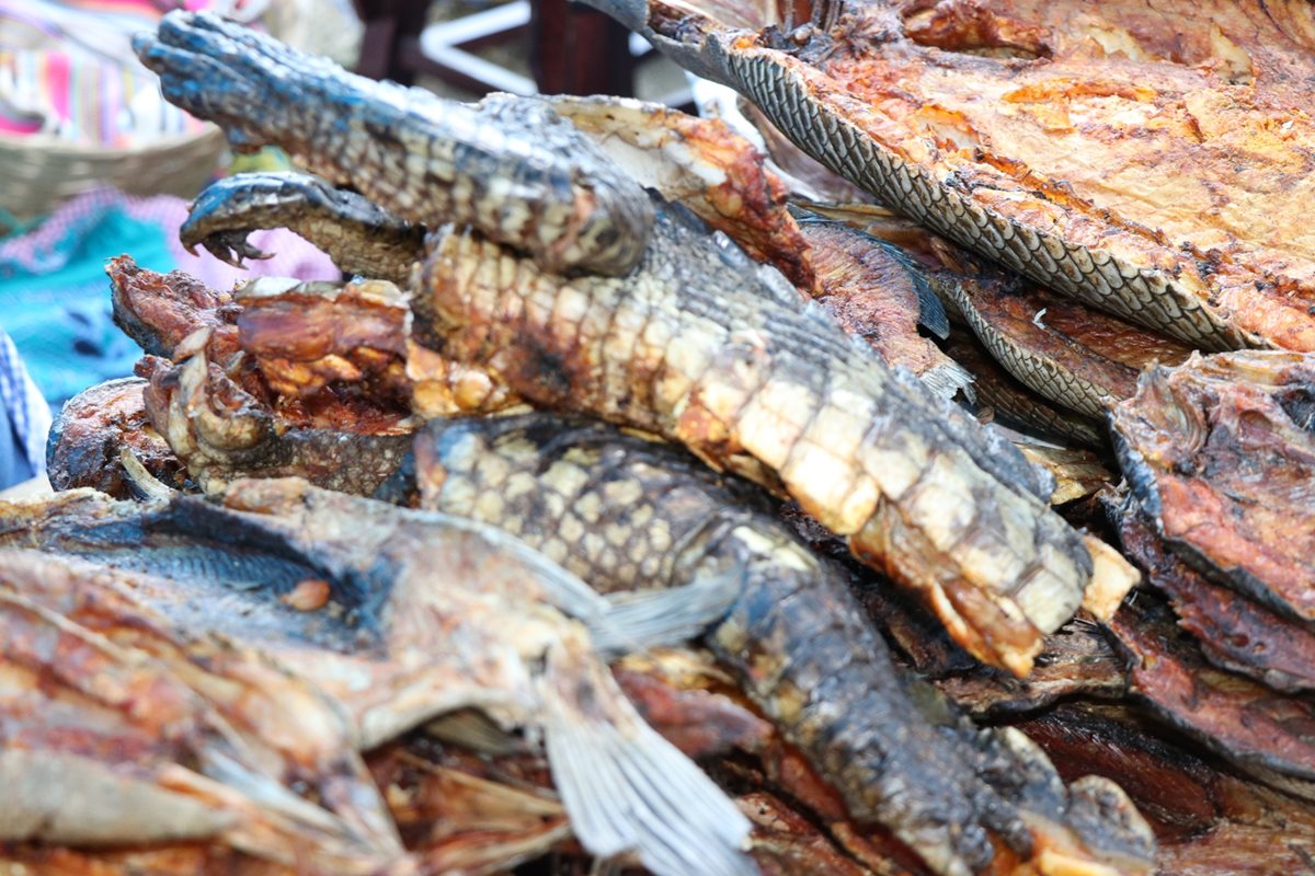 La carne de lagarto se vende durante el primer viernes de Cuaresma, en Quetzaltenango. (Foto Prensa Libre: María José Longo)