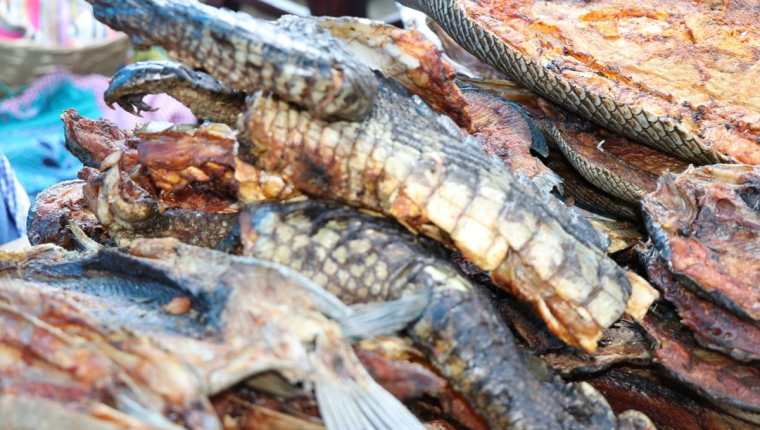 La carne de lagarto se vende durante el primer viernes de Cuaresma, en Quetzaltenango. (Foto Prensa Libre: María José Longo)