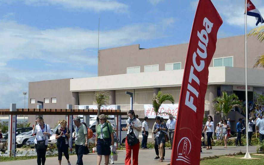 Participantes caminan en un hotel de la provincia de Villa Clara que fue sede de la 38 Feria Internacional de Turismo FITCuba 2018, donde participaron autoridades del Inguat. (Foto Prensa Libre: www.xinhuanet.com)