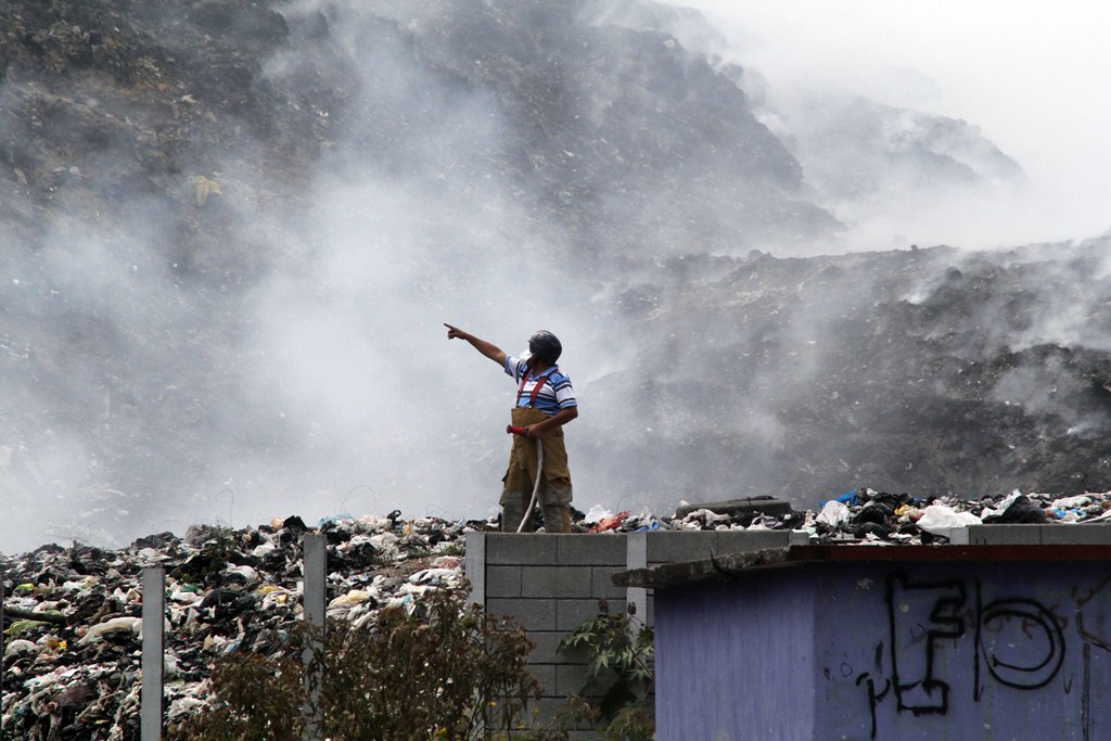 Una de las áreas donde se registra el incendio en el basurero de Jalapa. (Foto Prensa Libre: Hugo Oliva).