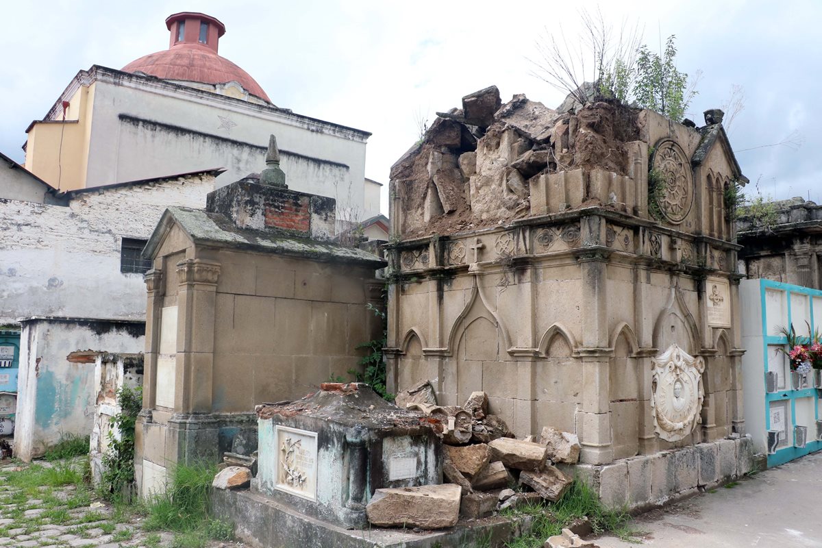 El mausoleo donde están los restos del exalcalde de Xelajú Pedro López Muñoz, está deteriorado. (Foto Prensa Libre: Carlos Ventura)