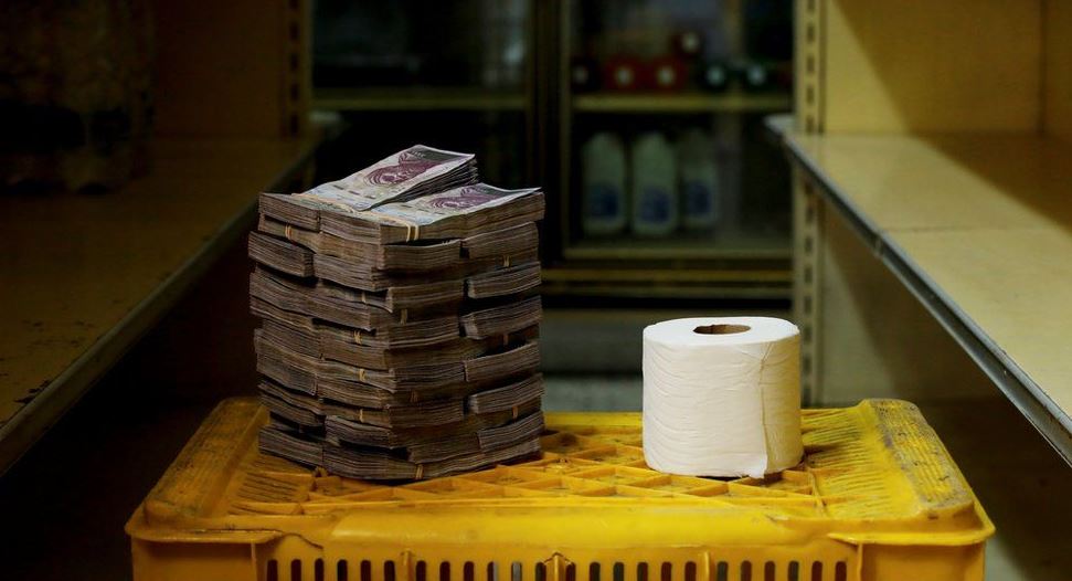 En algunos mercados de Caracas un rollo de papel higiénico puede costar 2.6000.000 bolívares. (BBC News Mundo: Carlos García Rawlins/Reuters)
