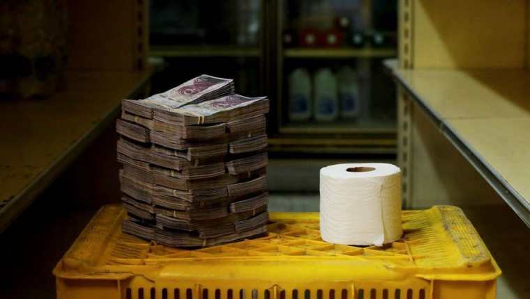 En algunos mercados de Caracas un rollo de papel higiénico puede costar 2.6000.000 bolívares. (BBC News Mundo: Carlos García Rawlins/Reuters)
